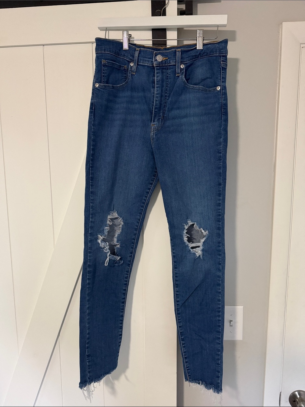 Levi's Women's Skinny Jeans in Dark Blue with Knee Rips